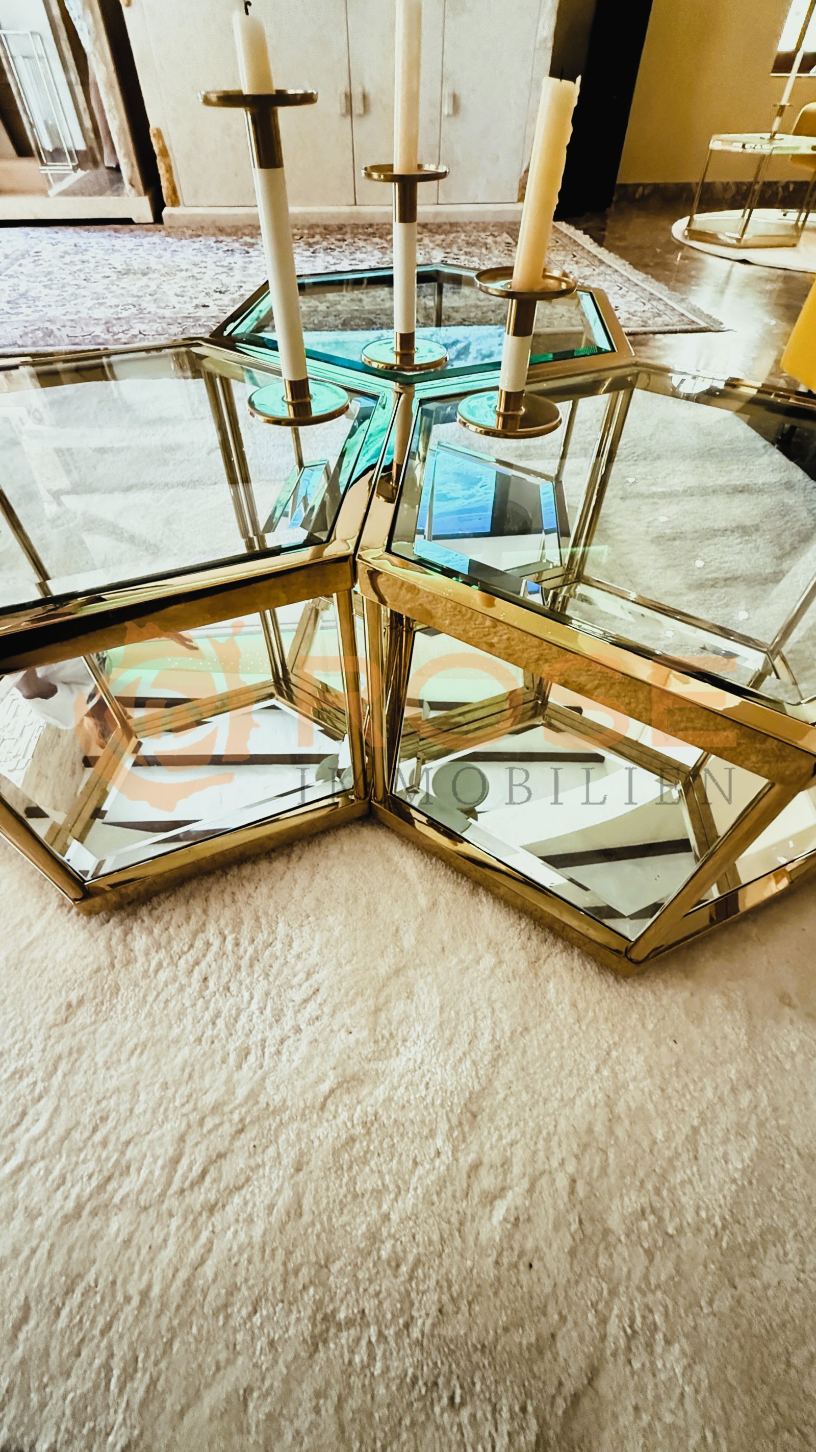 Elegantes vitrina con iluminación integrada – presentación elegante de coleccionables y decoraciones