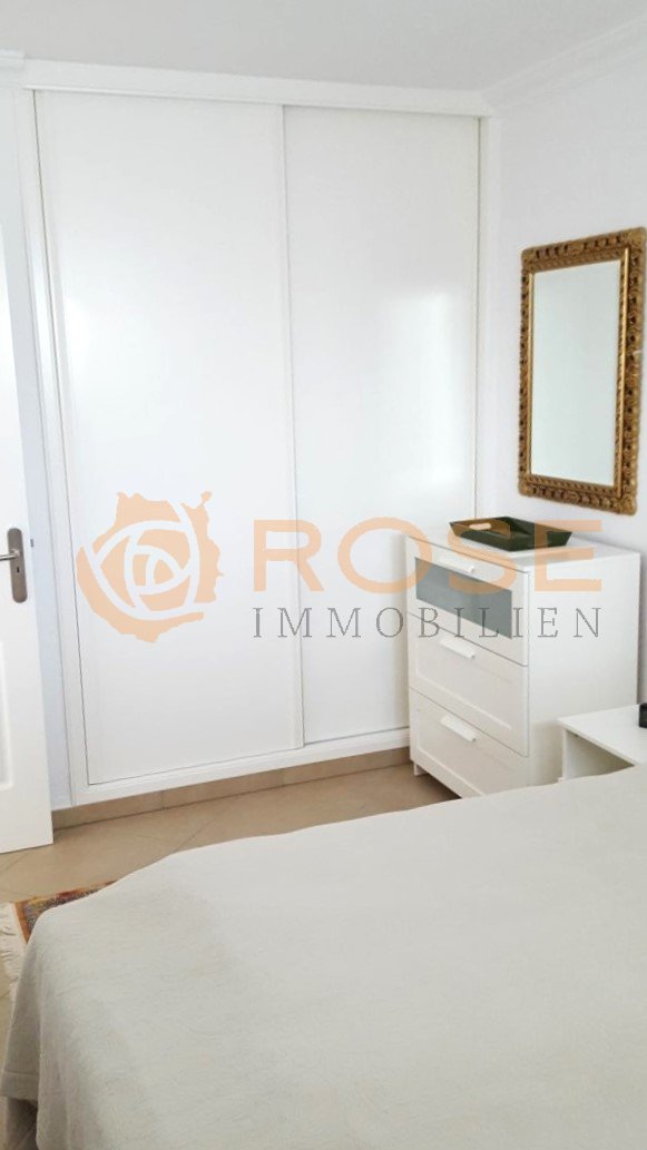 Dormitorio con armario empotrado práctico y espacio de almacenamiento optimizado Dormitorio con armario empotrado práctico y espacio de almacenamiento optimizado