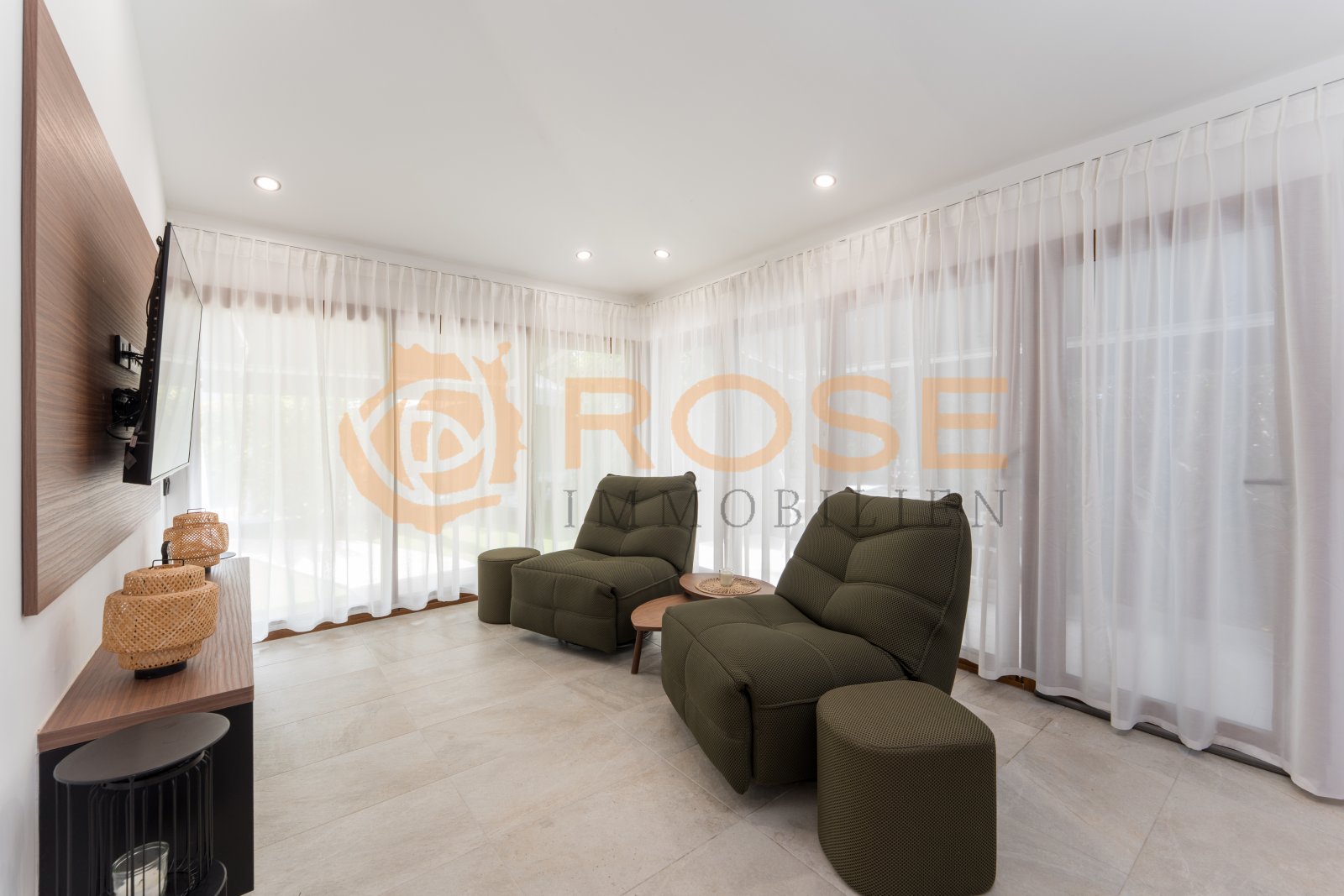 Espacioso salón con luz natural, grandes puertas correderas de vidrio y acceso a la terraza Espacioso salón con luz natural, grandes puertas correderas de vidrio y acceso a la terraza
