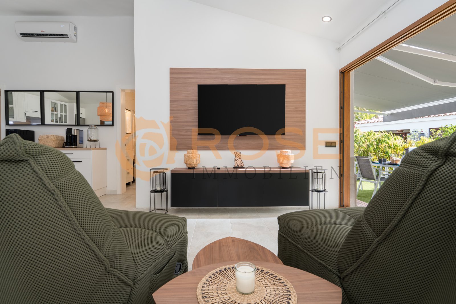 Sala de estar con aire acondicionado integrado y equipo de entretenimiento de alta calidad Sala de estar con aire acondicionado integrado y equipo de entretenimiento de alta calidad