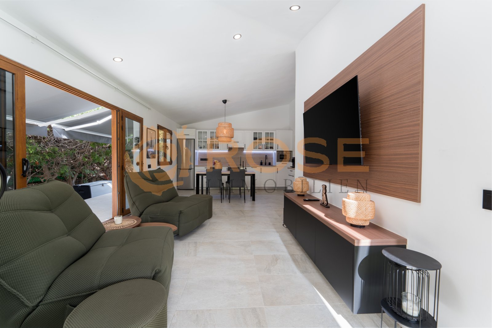 Área de estar abierta con conexión fluida entre la sala, el comedor y la cocina Área de estar abierta con conexión fluida entre la sala, el comedor y la cocina