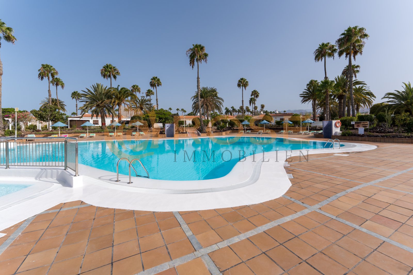 Piscina comunitaria con diseño moderno y completas instalaciones recreativas Piscina comunitaria con diseño moderno y completas instalaciones recreativas