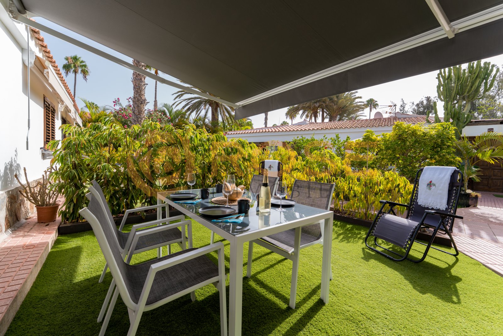 Terraza cubierta con lounge y toldo motorizado para una sombra óptima Terraza cubierta con lounge y toldo motorizado para una sombra óptima