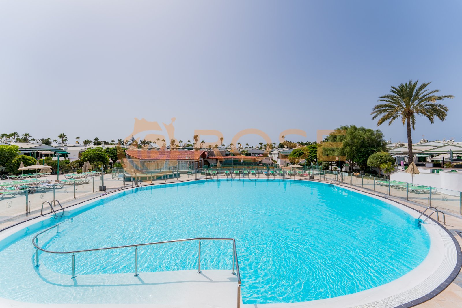 Piscina moderna con amplia superficie de agua y equipamiento de seguridad profesional Piscina moderna con amplia superficie de agua y equipamiento de seguridad profesional
