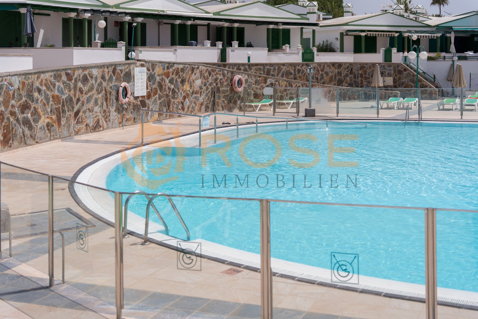 Piscina con estándares de seguridad profesionales y zona de descanso soleada Piscina con estándares de seguridad profesionales y zona de descanso soleada