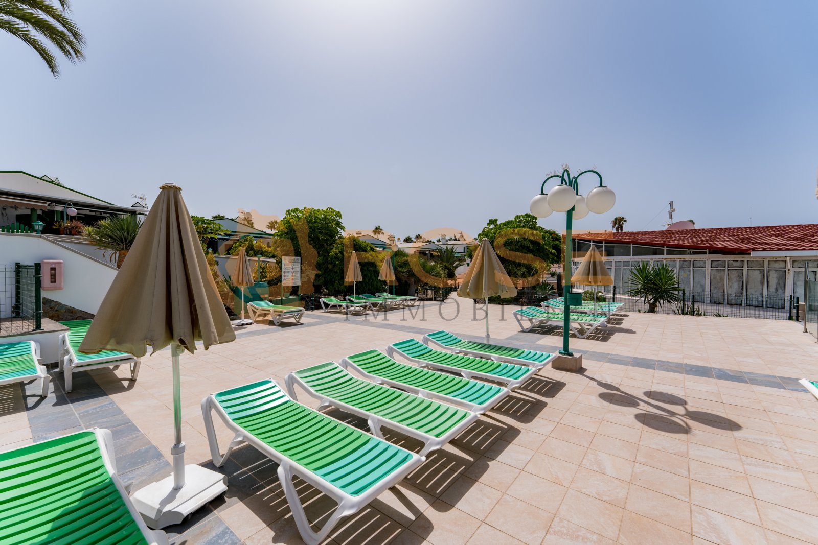 Área de piscina con múltiples lugares sombreados y equipamiento de infraestructura confortable Área de piscina con múltiples lugares sombreados y equipamiento de infraestructura confortable