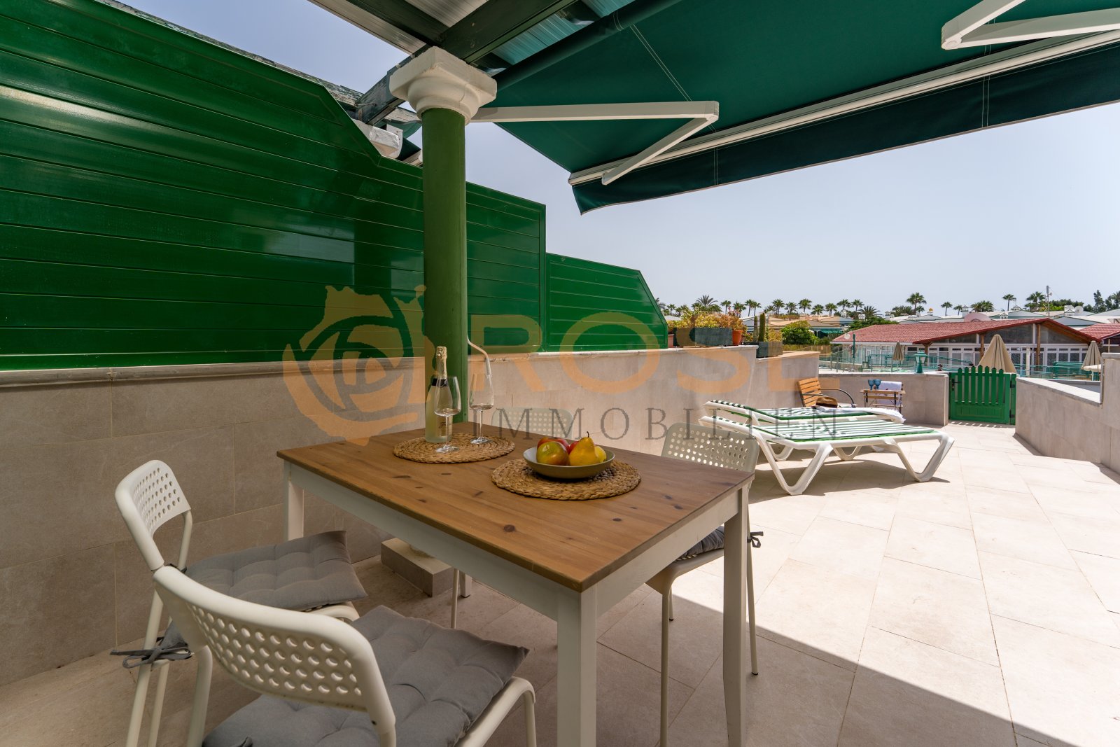 Terraza con protección solar, zona de comedor integrada y equipamiento de toldos de alta calidad Terraza con protección solar, zona de comedor integrada y equipamiento de toldos de alta calidad