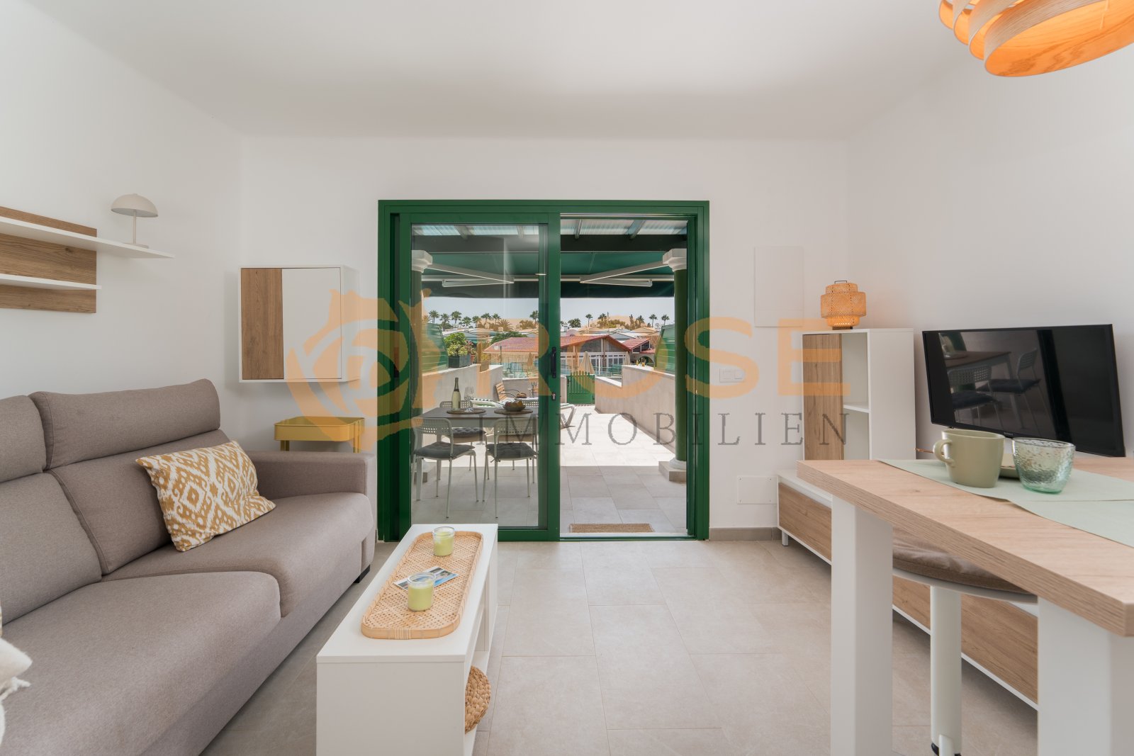 Salón con acceso directo a la terraza y puertas correderas de piso a techo al exterior Salón con acceso directo a la terraza y puertas correderas de piso a techo al exterior