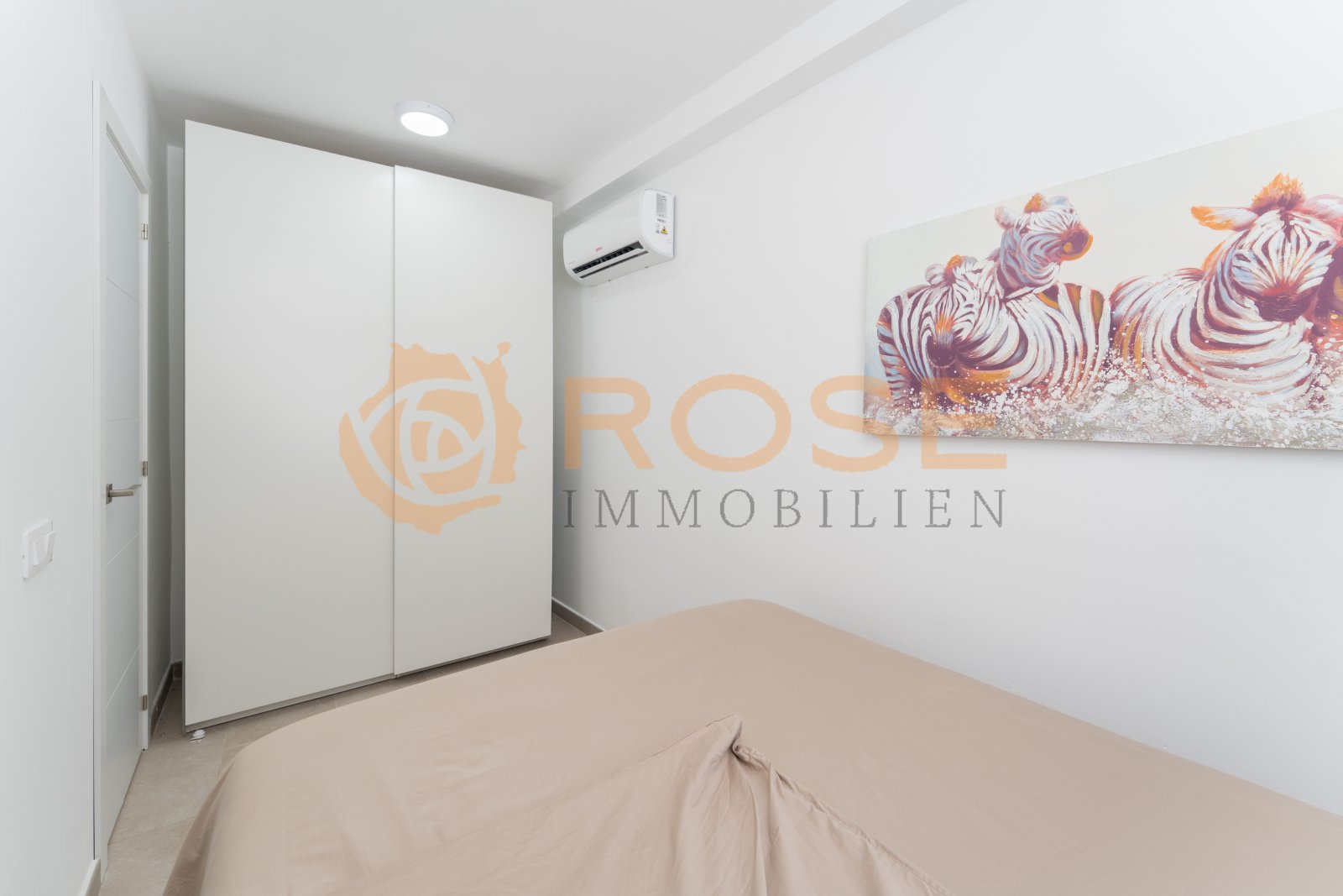 Habitación cómoda con armario empotrado práctico y climatización moderna Habitación cómoda con armario empotrado práctico y climatización moderna