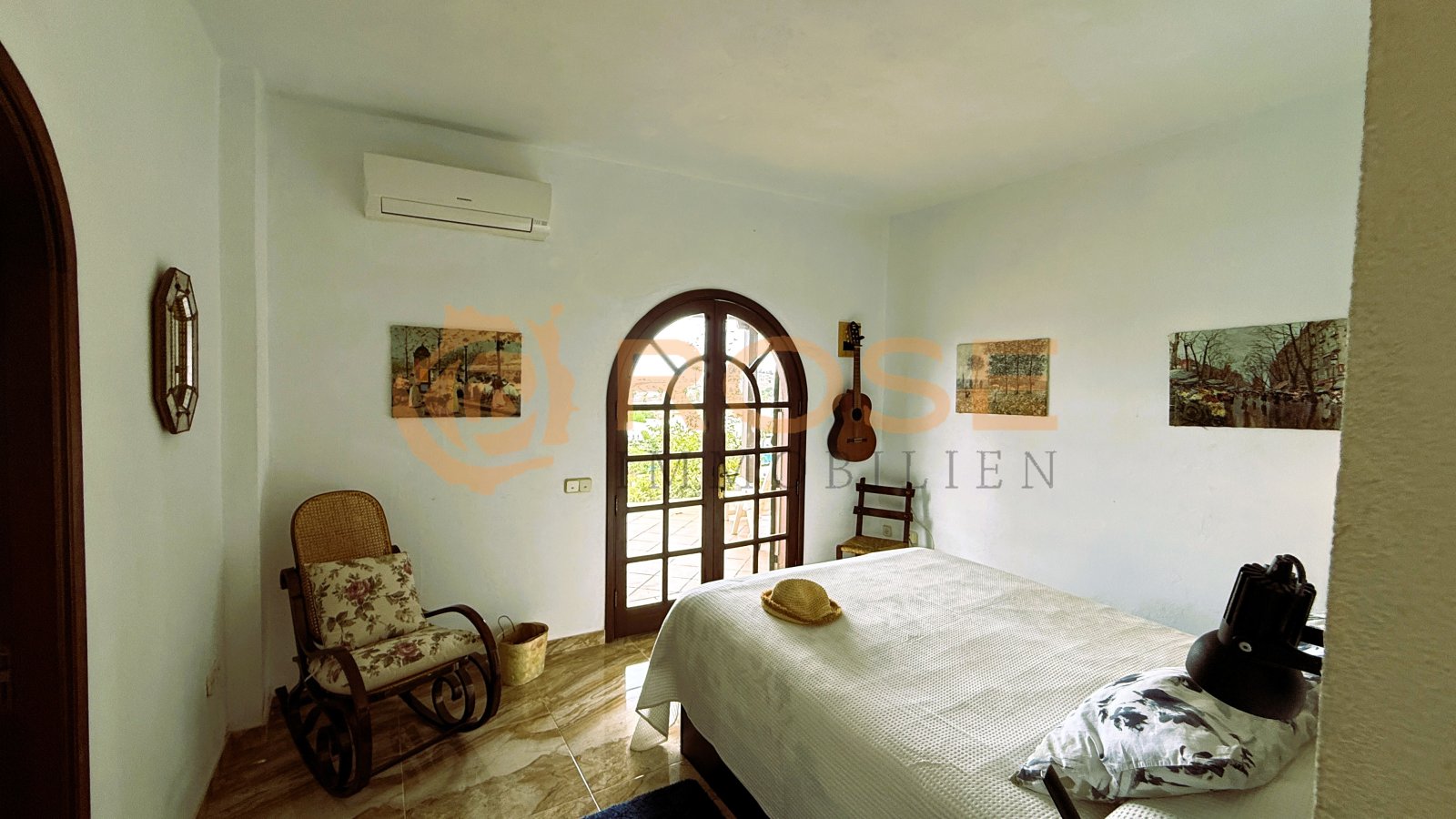 Habitación con acceso directo a la terraza y ambiente de vida con aire acondicionado