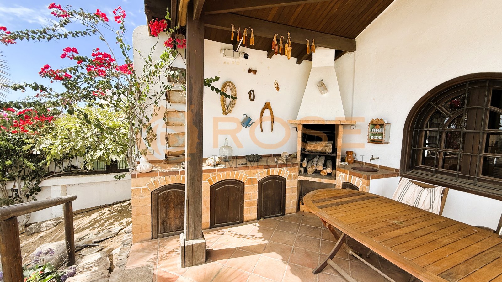 Cocina exterior auténtica con horno de leña y bóveda de ladrillo rústica para experiencias culinarias