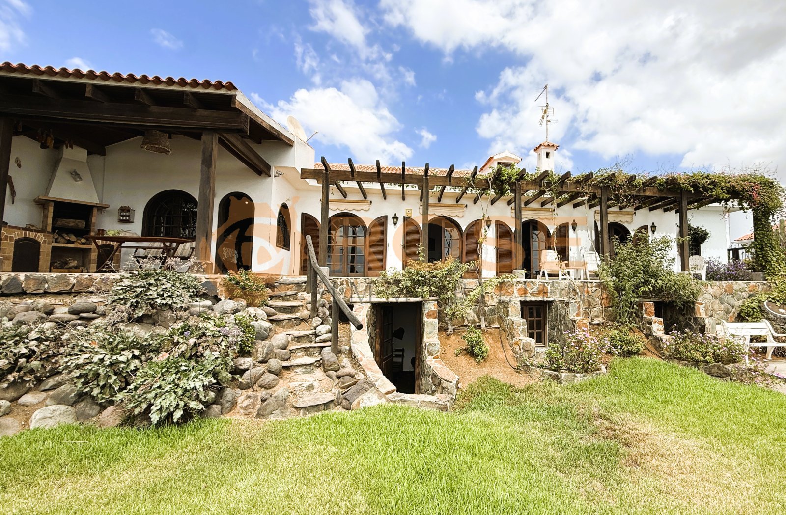 Hacienda auténtica con patio con carácter y arcadas rústicas