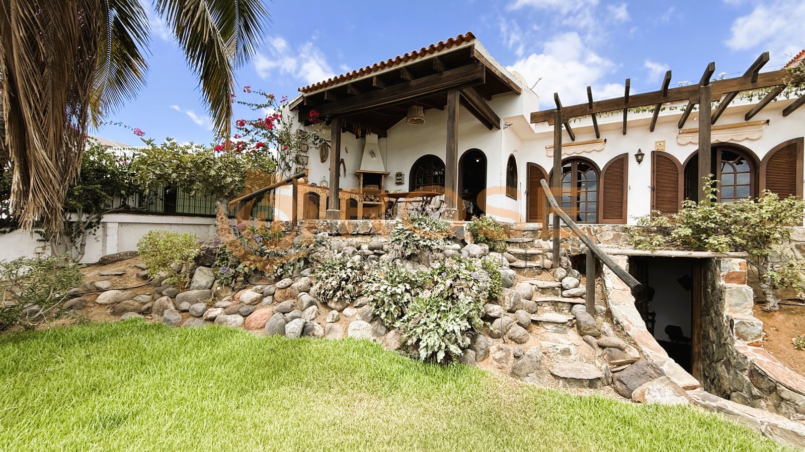 Hacienda auténtica con arcos con carácter, estructuras rústicas de pérgola y piscina integrada