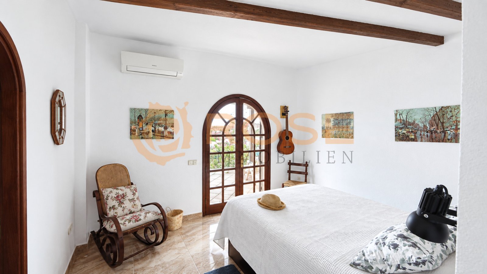 Cómoda y encantadora habitación con una distribución armoniosa y detalles elegantes Cómoda y encantadora habitación con una distribución armoniosa y detalles elegantes