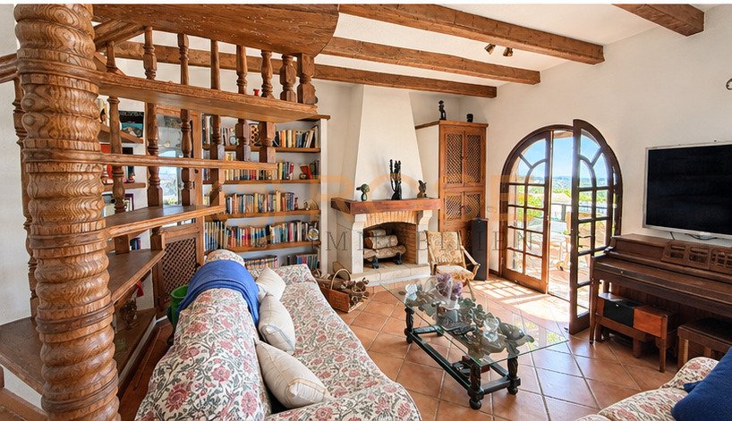 Arquitectura de madera de alta calidad con distribución de espacios bien pensada, zona acogedora con chimenea y acceso a balcón con mucha luz Arquitectura de madera de alta calidad con distribución de espacios bien pensada, zona acogedora con chimenea y acceso a balcón con mucha luz