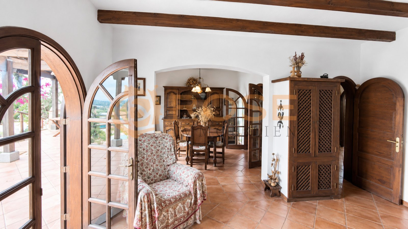 Ambiente armonioso en la vivienda con detalles elegantes en madera y distribución funcional del espacio Ambiente armonioso en la vivienda con detalles elegantes en madera y distribución funcional del espacio