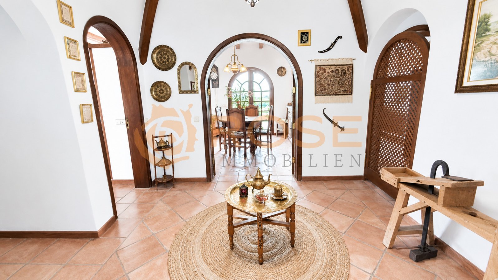 Entrada acogedora con detalles rústicos en madera, objetos decorativos en la pared y distribución práctica del espacio Entrada acogedora con detalles rústicos en madera, objetos decorativos en la pared y distribución práctica del espacio