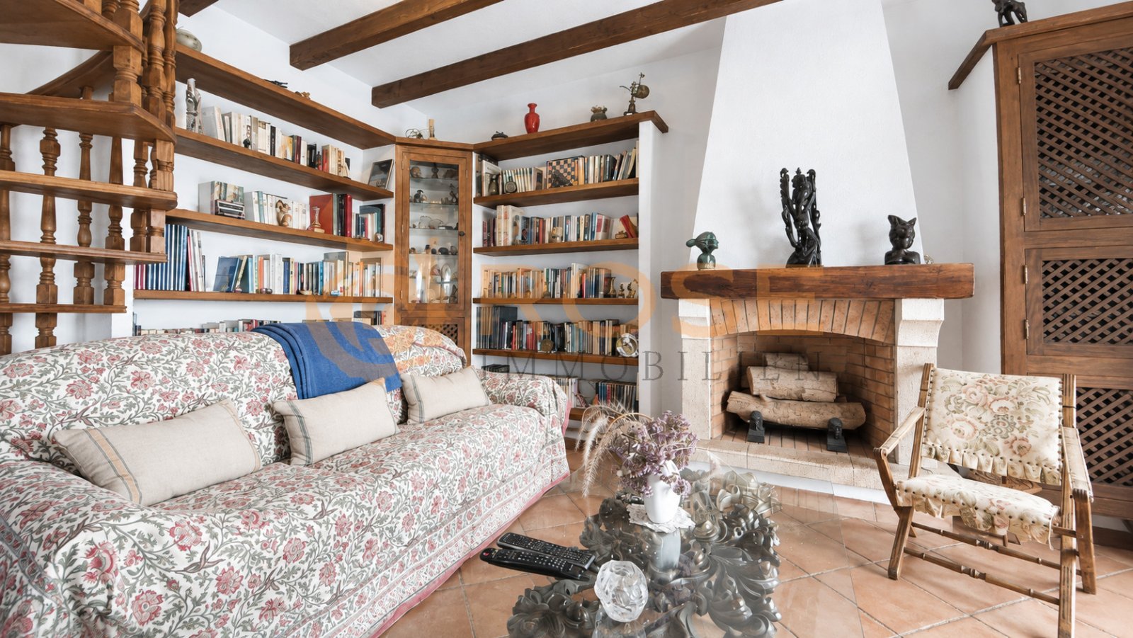 Salón acogedor con estanterías de madera hechas a mano, chimenea y antigüedades encantadoras Salón acogedor con estanterías de madera hechas a mano, chimenea y antigüedades encantadoras