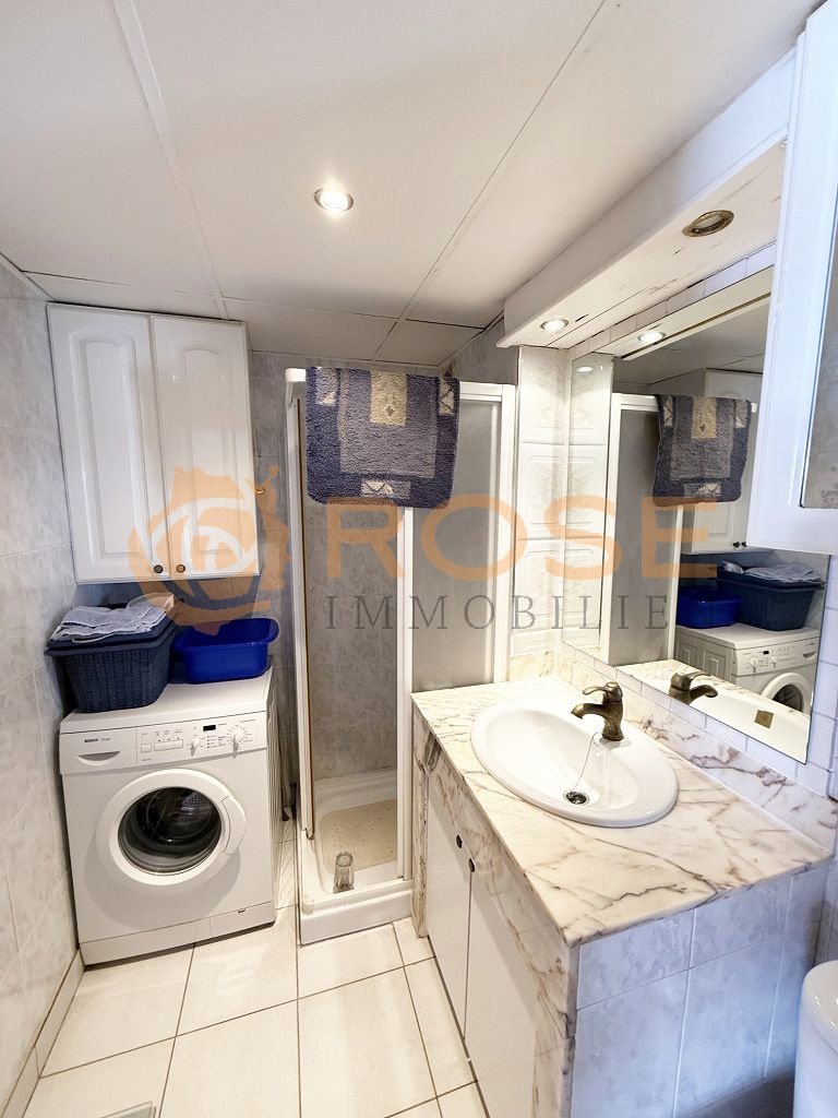 Baño con rincón de lavandería integrado y cabina de ducha separada – Solución práctica todo en uno Baño con rincón de lavandería integrado y cabina de ducha separada – Solución práctica todo en uno