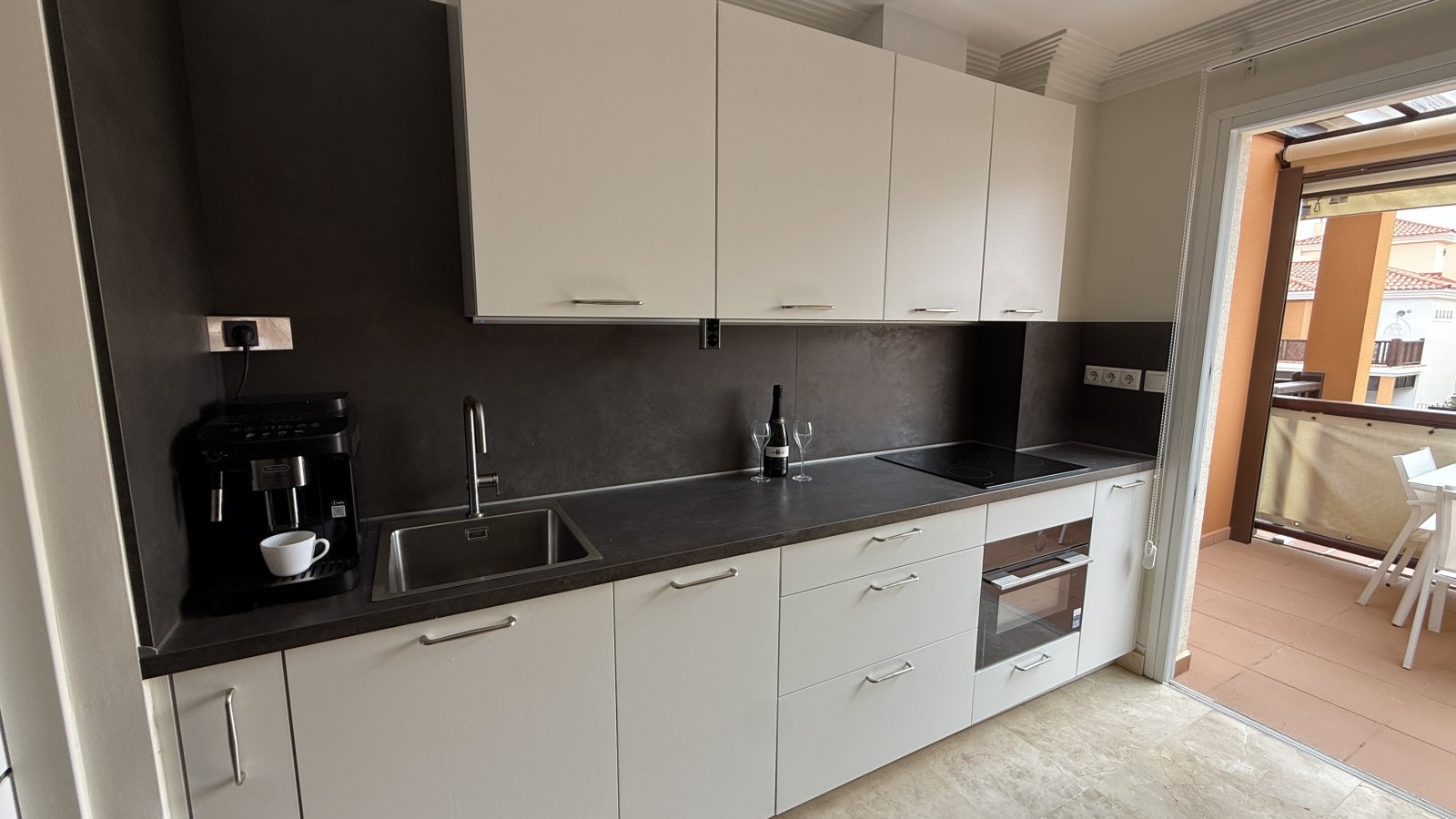 Cocina moderna con equipamiento de alta calidad y uso óptimo del espacio de trabajo Cocina moderna con equipamiento de alta calidad y uso óptimo del espacio de trabajo