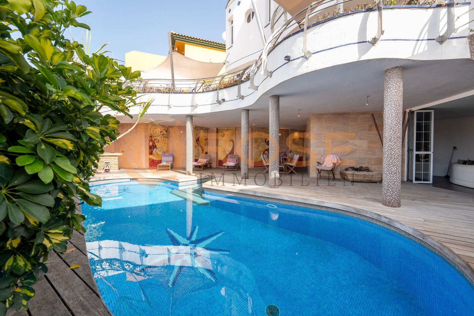 Villa de ville exceptionnelle avec piscine à vendre Villa de ville exceptionnelle avec piscine à vendre