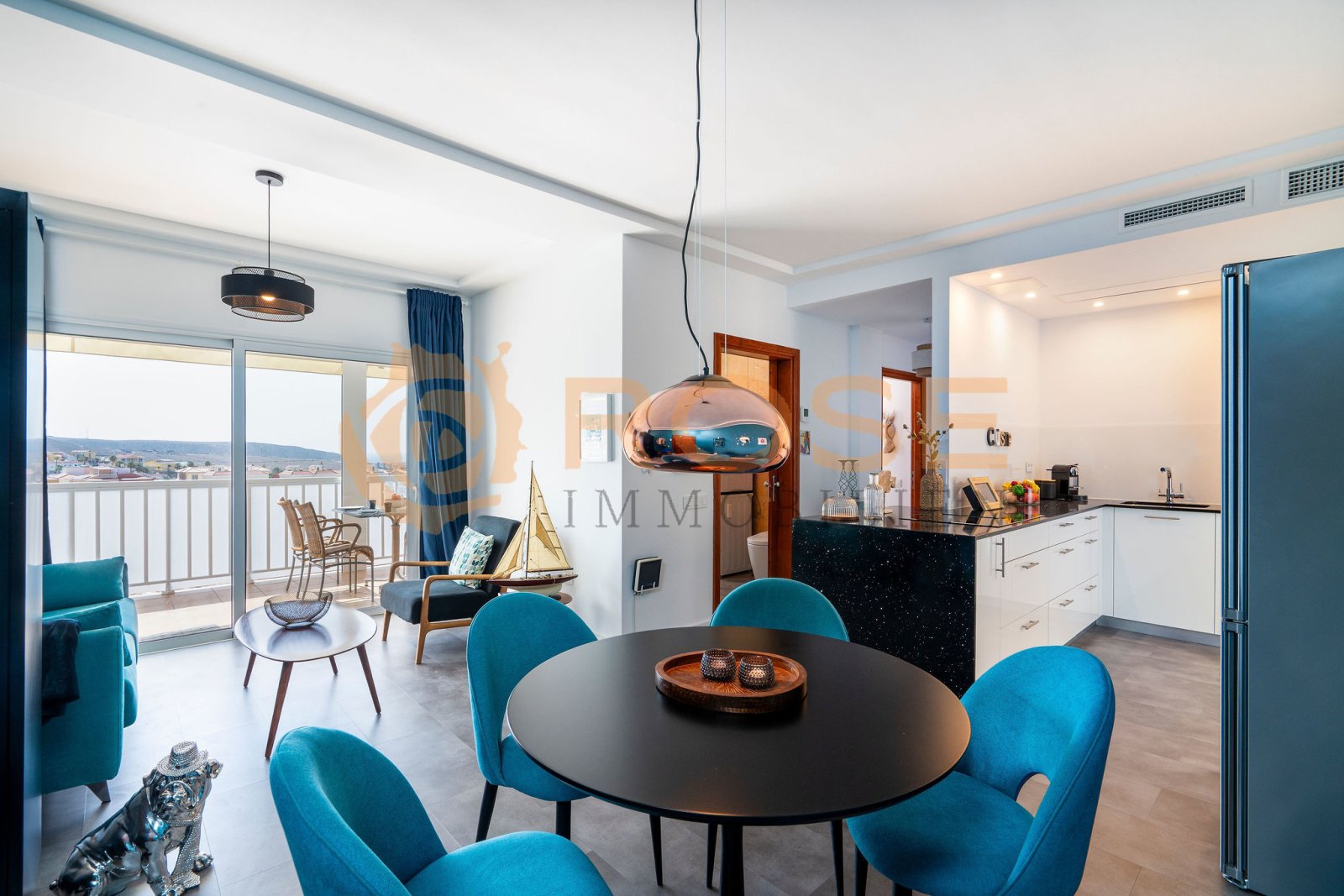 Appartement exclusif avec vue sur la mer, parking et studio Appartement exclusif avec vue sur la mer, parking et studio