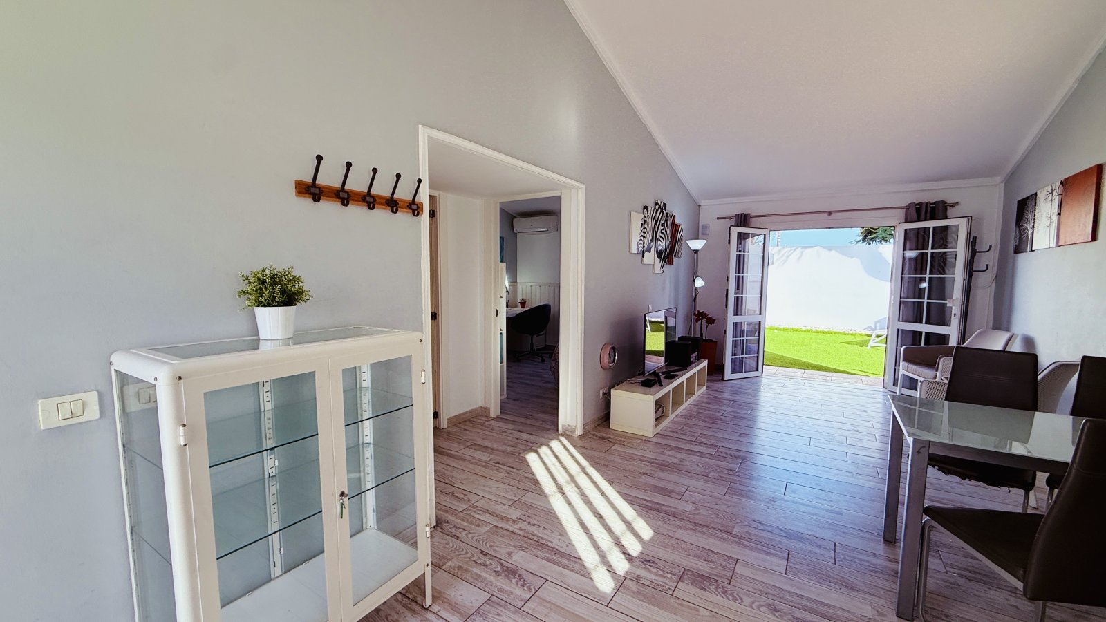 Bungalow de haut niveau à Los Porches, à vendre. Bungalow de haut niveau à Los Porches, à vendre.