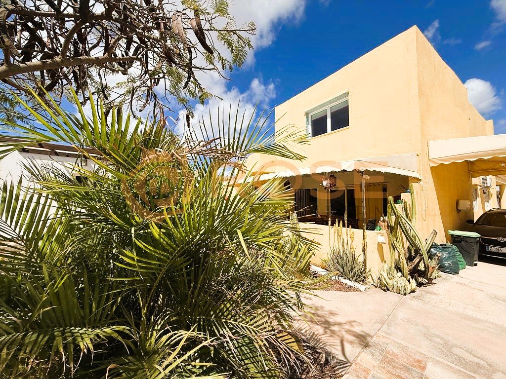 Façade moderne avec de grandes baies vitrées et un éclairage optimal