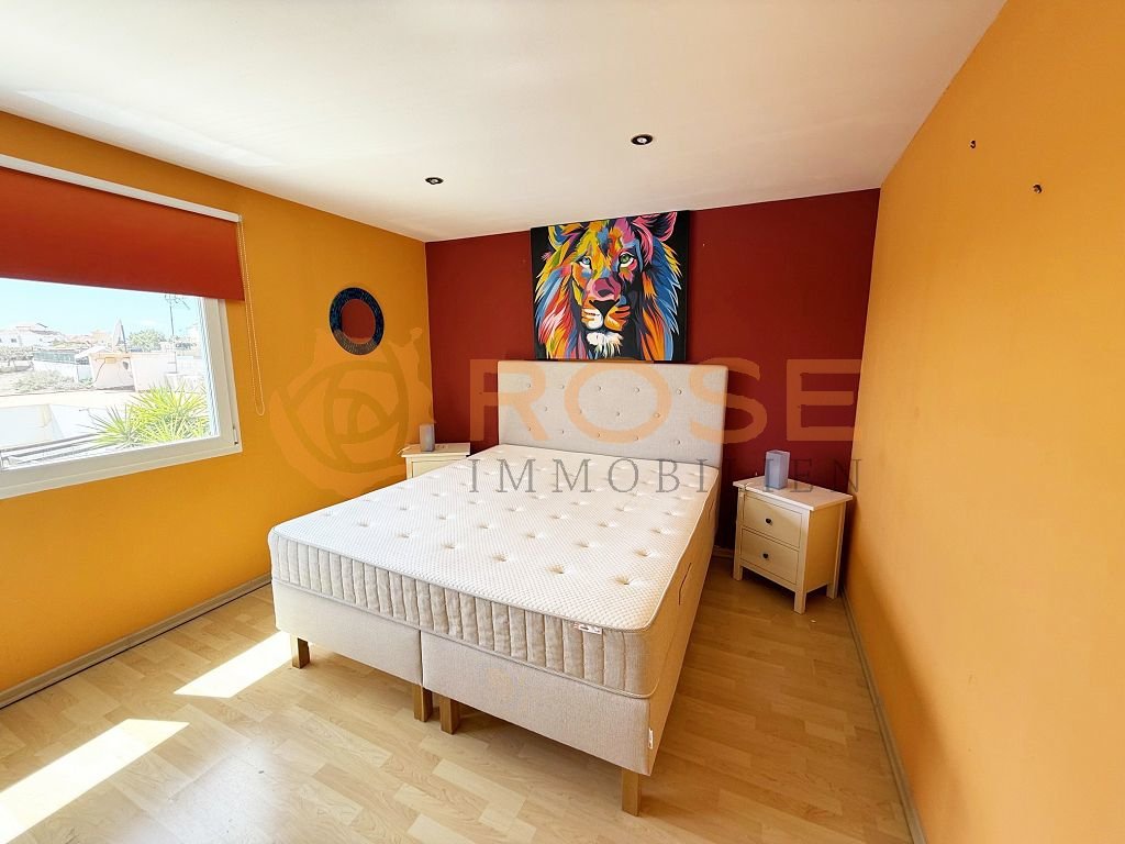 Chambre lumineuse avec une disposition spacieuse et un éclairage de plafond de haute qualité.