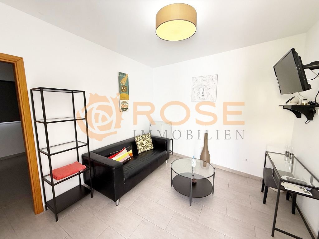 Salon lumineux avec un aménagement ouvert et un éclairage moderne au plafond