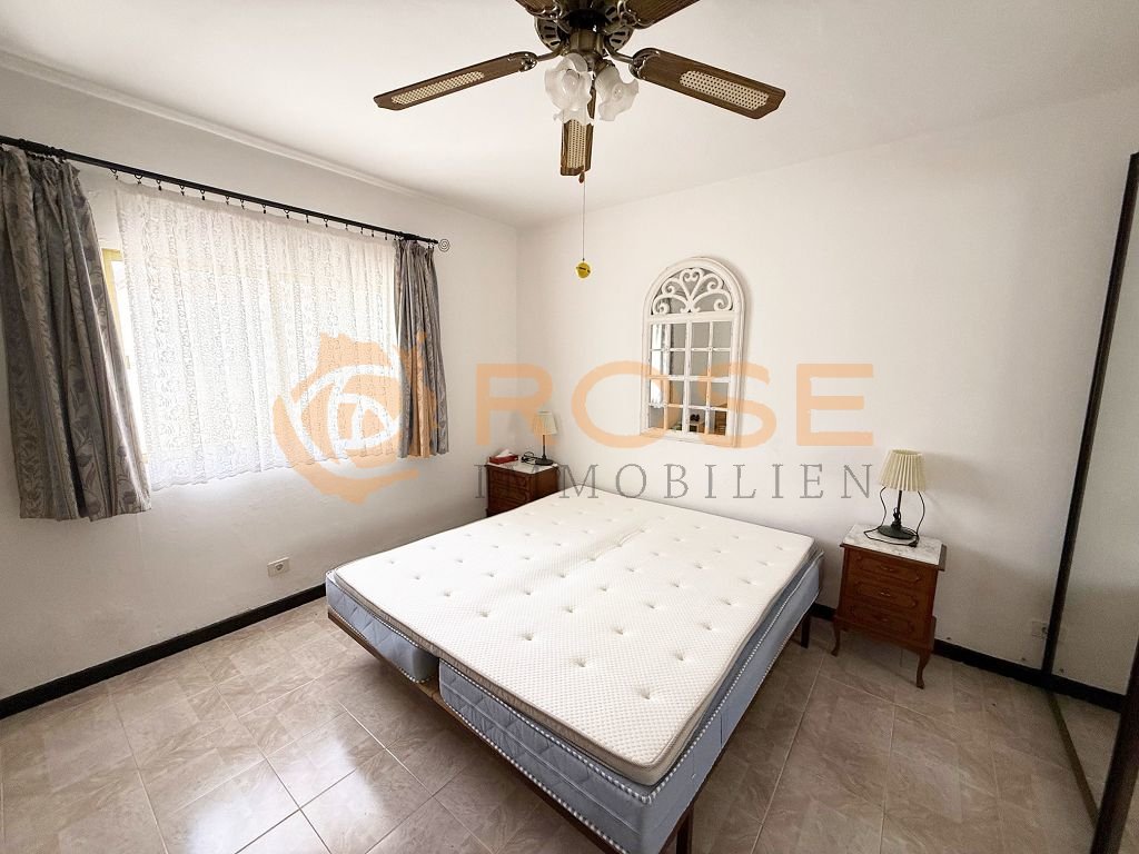 Chambre lumineuse avec une position optimale des fenêtres et une ventilation de plafond de haute qualité.