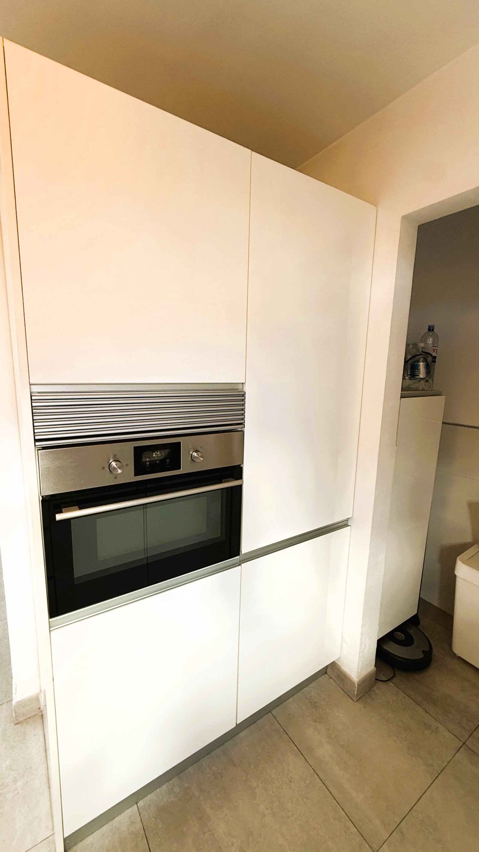 Cuisine équipée moderne avec appareils électroménagers haut de gamme et solution de rangement intelligente