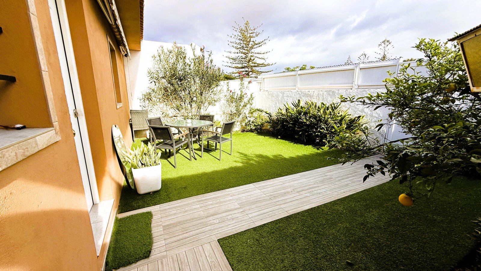 Espace terrasse avec accès direct au jardin et revêtements en bois de haute qualité