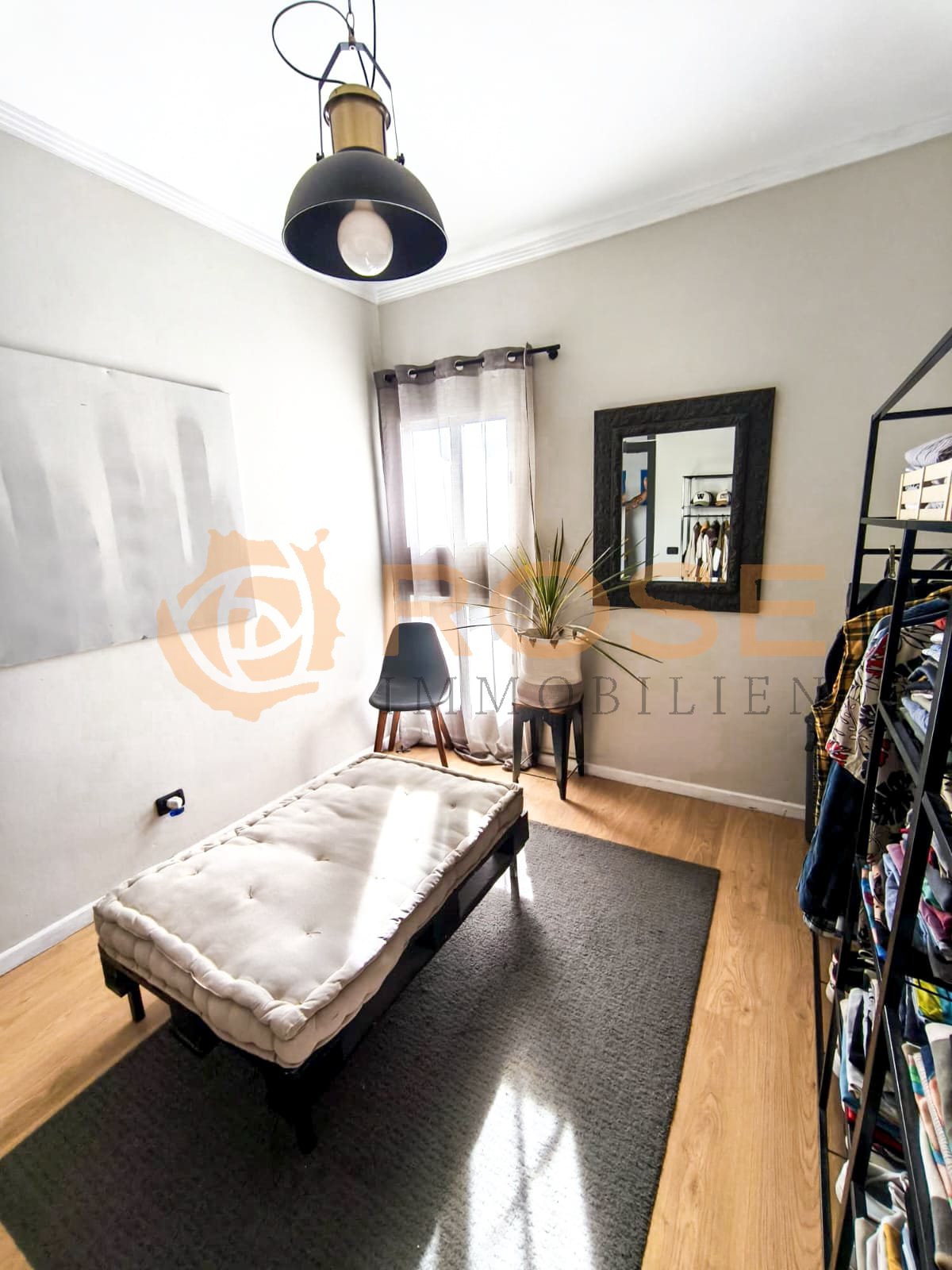 Chambre lumineuse avec de grandes fenêtres et une disposition pratique de l'espace