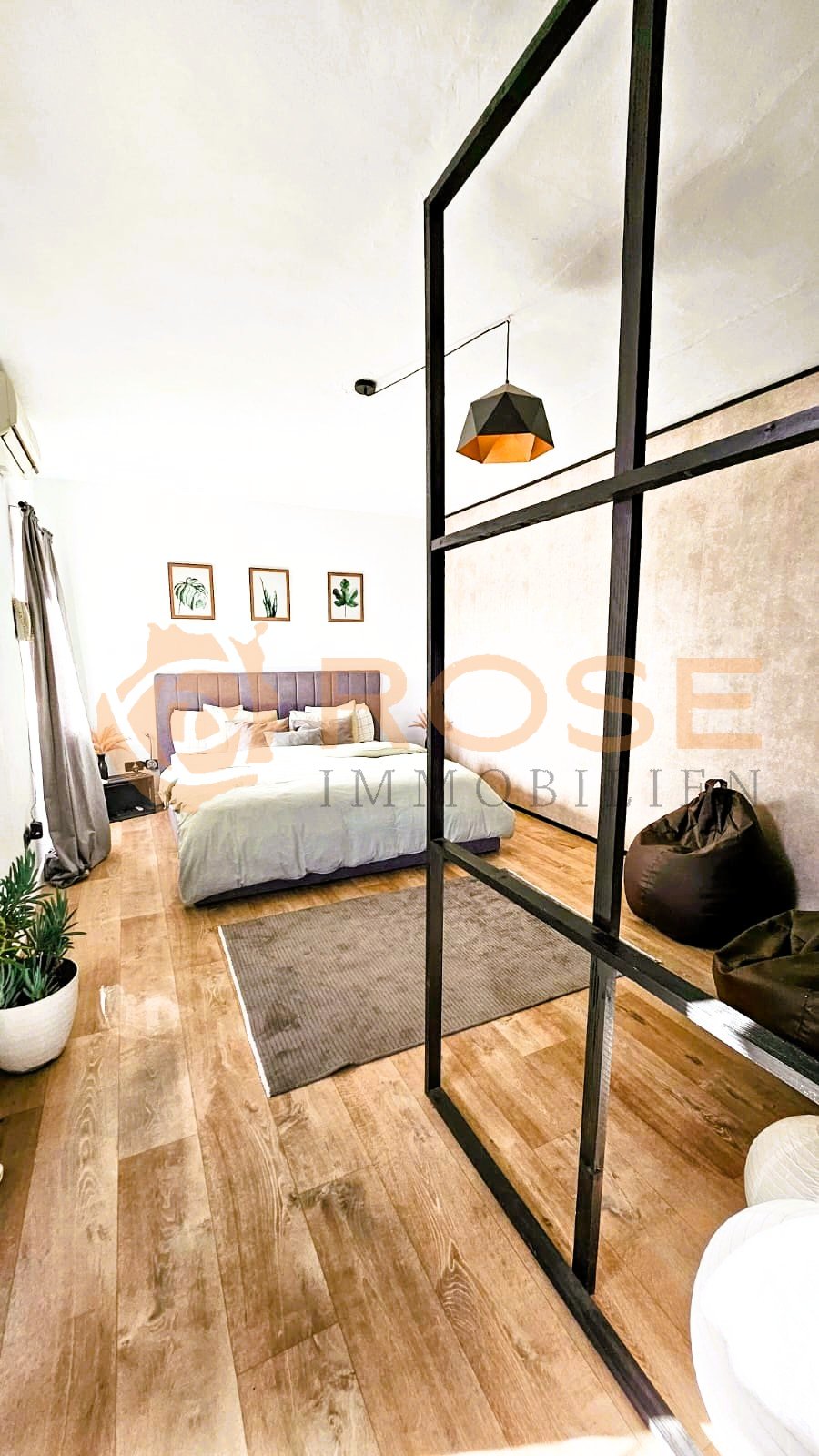 Chambre avec cloison en verre élégante et construction de plafond jusqu'au plafond