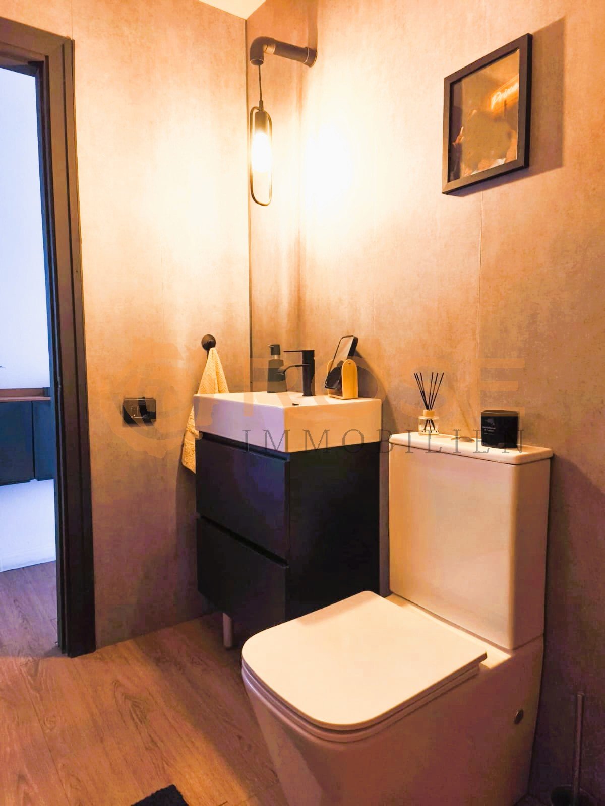 W.C. élégant avec une architecture d'éclairage raffinée et des installations sanitaires de haute qualité