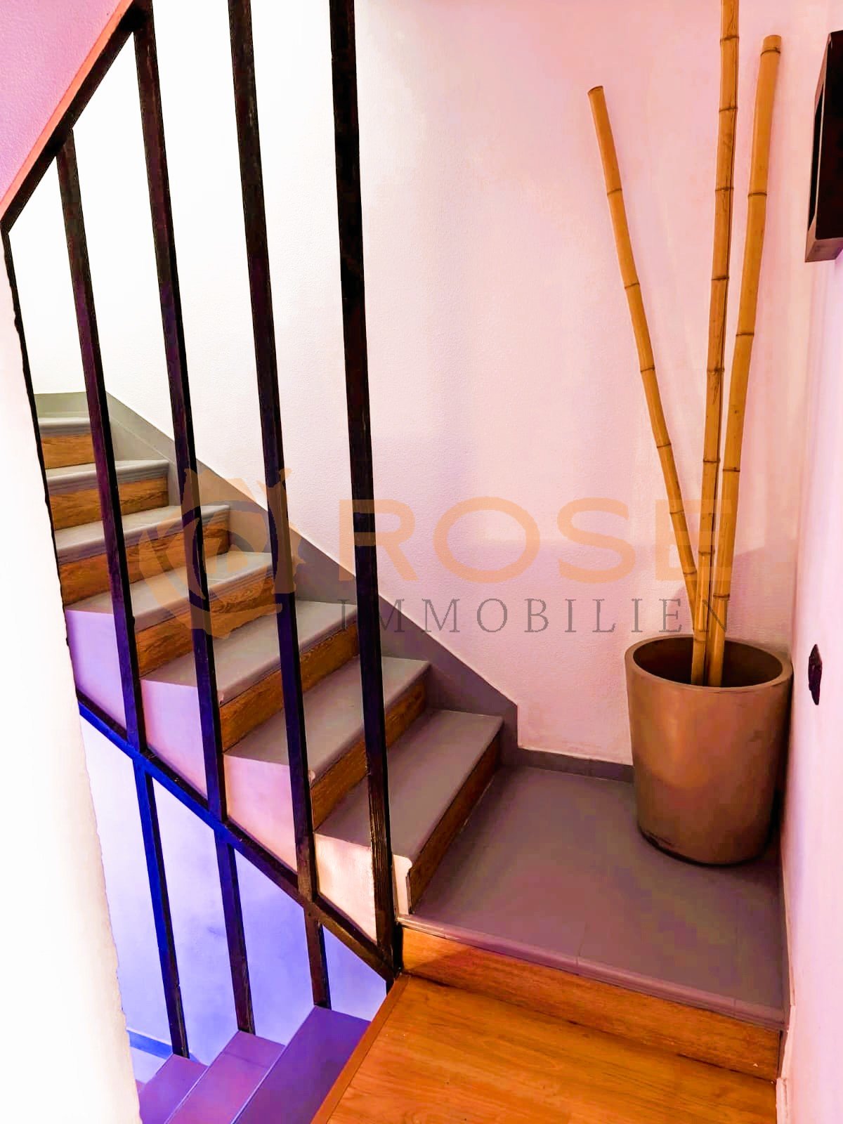 Pas de modifications dans le texte !Escalier moderne avec une rampe haute et un palier pratique