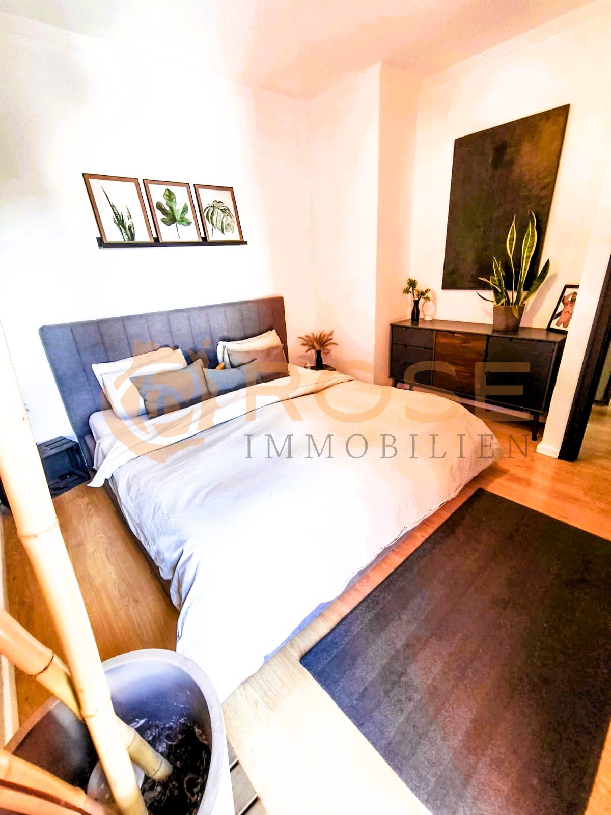 Chambre confortable avec un agencement réfléchi et des revêtements de sol de haute qualité.