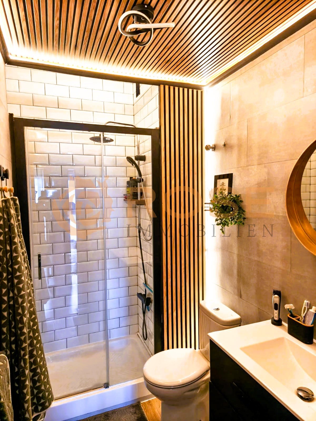 Salle de bain moderne avec douche à l'italienne et conception d'éclairage soignée