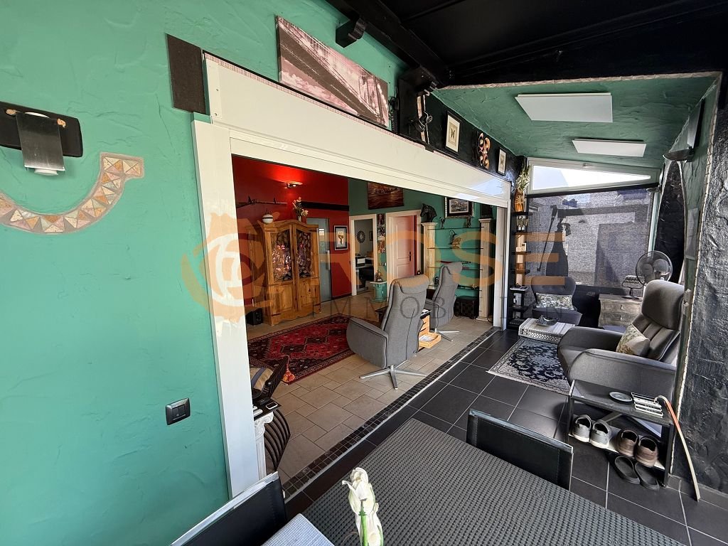 Espace de vie ouvert avec des transitions fluides et une connexion réfléchie des pièces