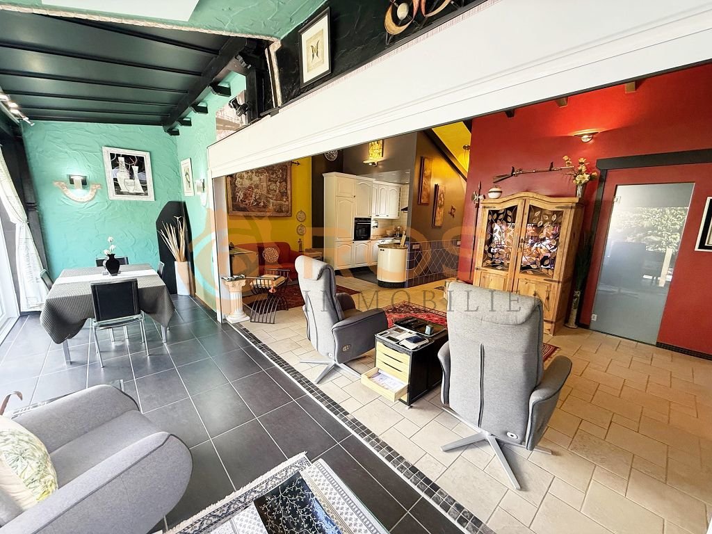 Espace de vie ouvert avec connexion fluide entre les zones et diverses utilisations