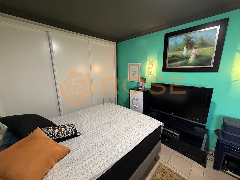 Chambre confortable avec un placard mural et suffisamment d'espace