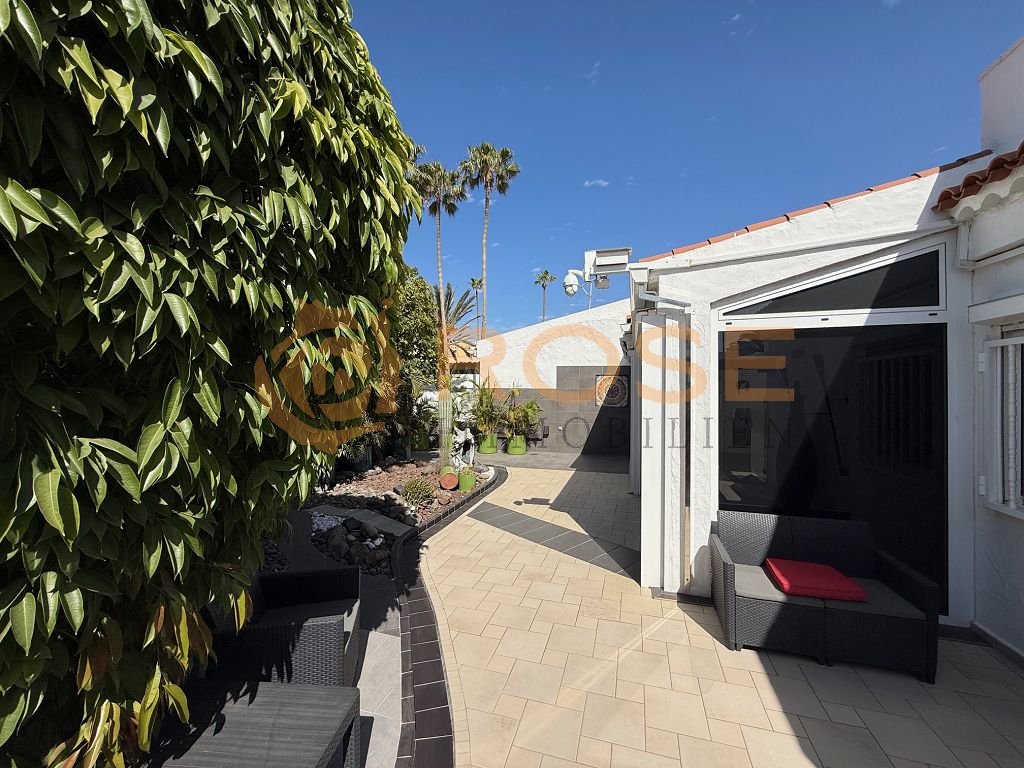 Balcon avec végétation naturelle et accès direct aux espaces résidentiels