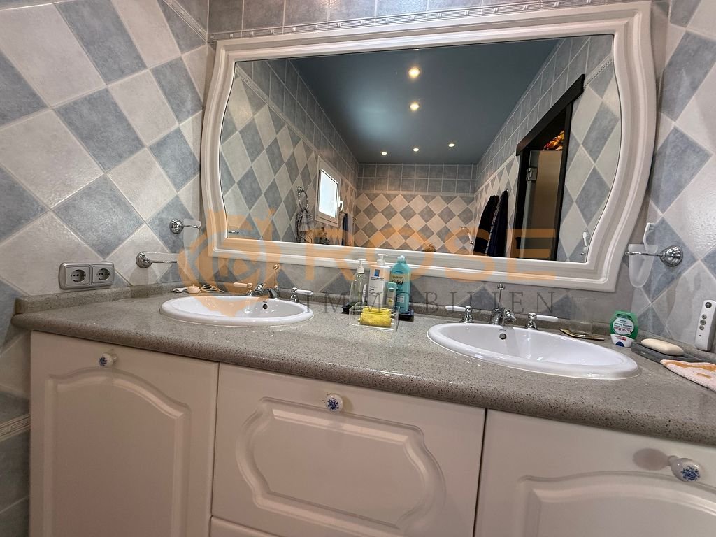 Salle de bain élégante avec double vasque et grand miroir mural
