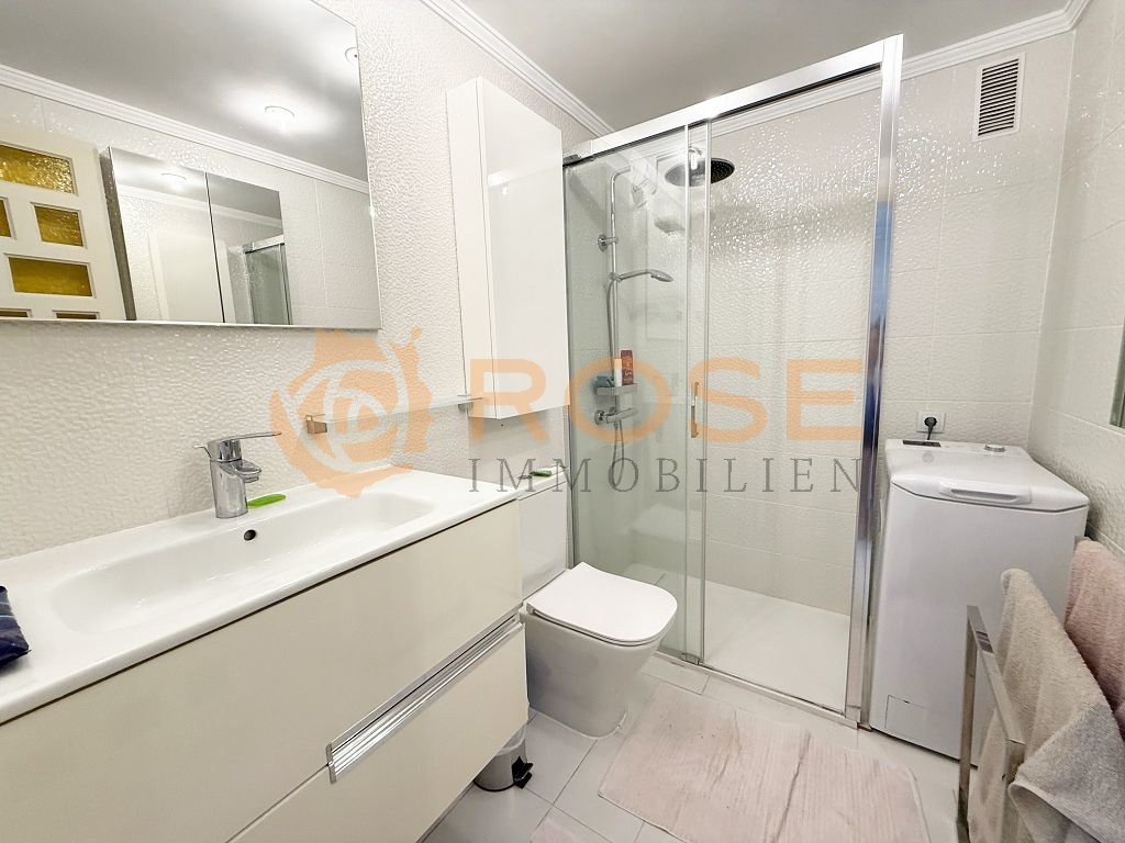 Salle de bain moderne avec douche à l'italienne et rangement pratique