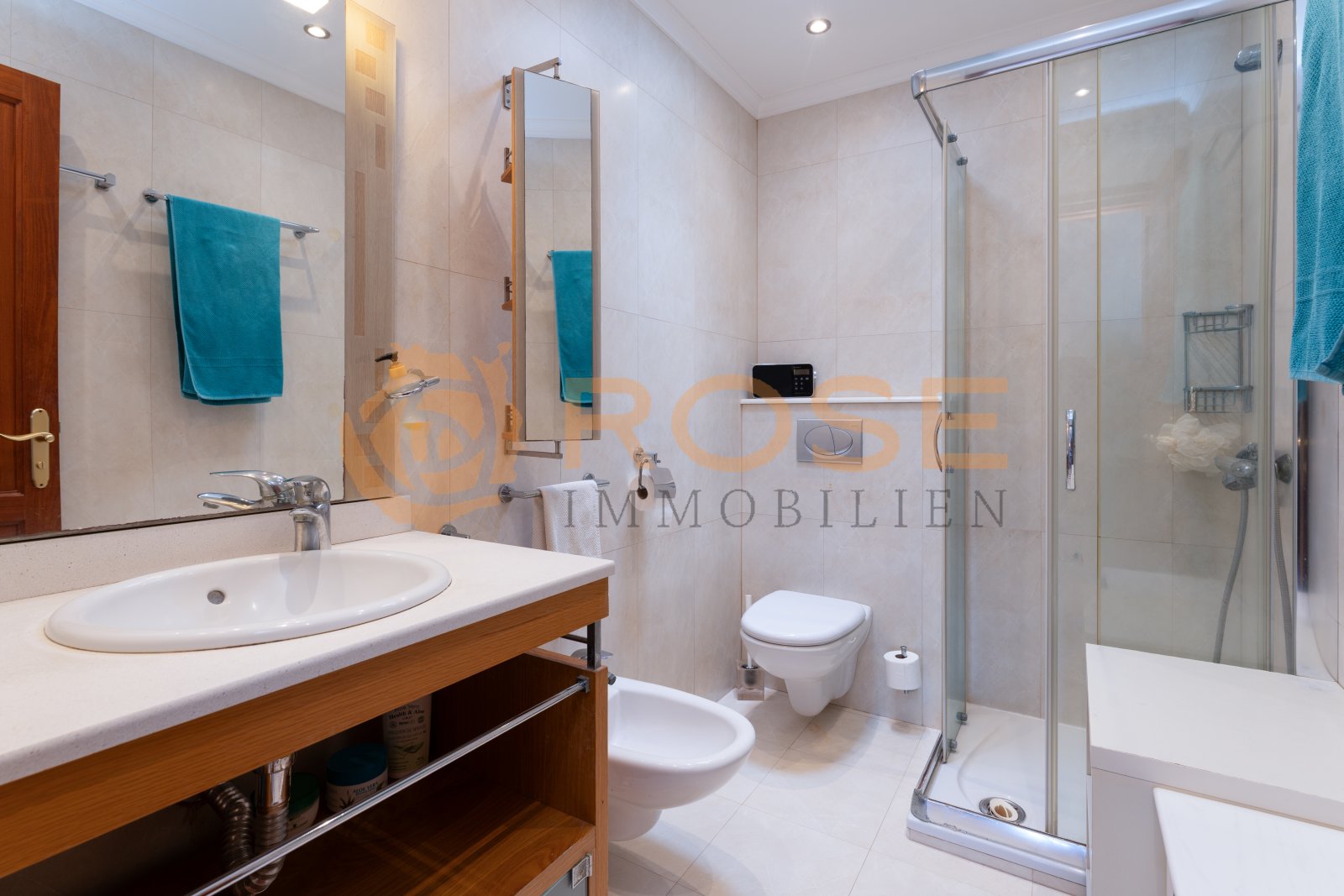 Salle de bain moderne avec douche à l'italienne et équipements sanitaires de haute qualité