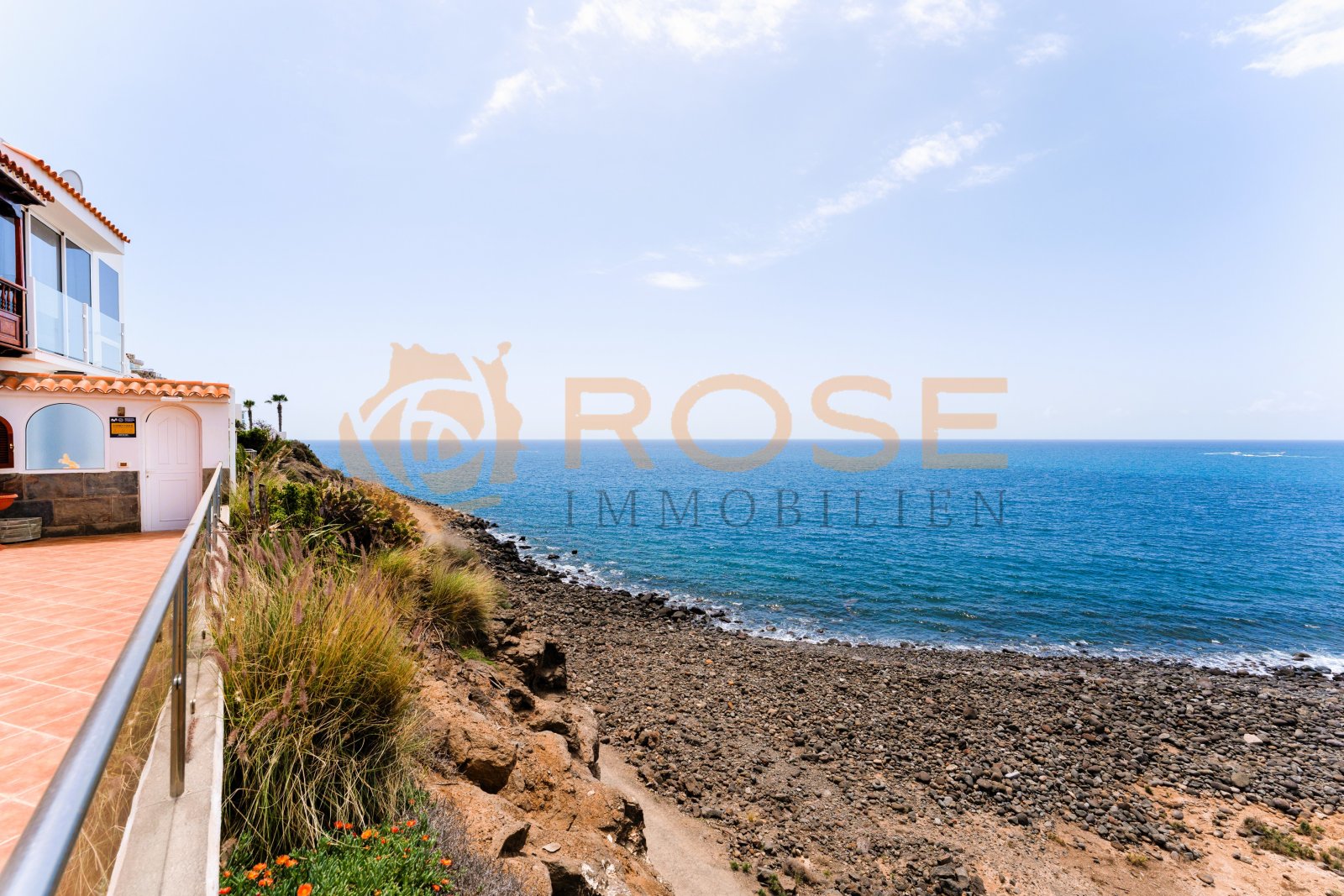 Terrasse avec vue sur la mer, accès direct à la plage et garde-corps