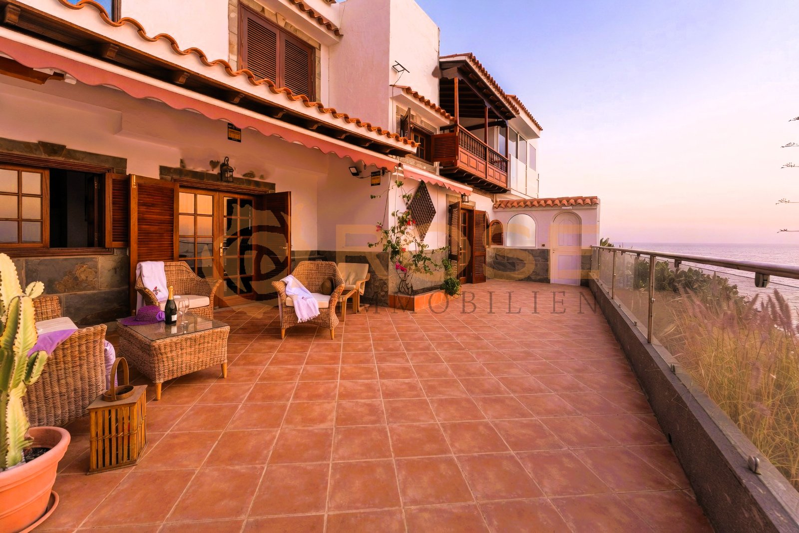 Aménagement de terrasse avec vue sur la mer et balustrade élégante – votre espace extérieur privé avec horizon dégagé