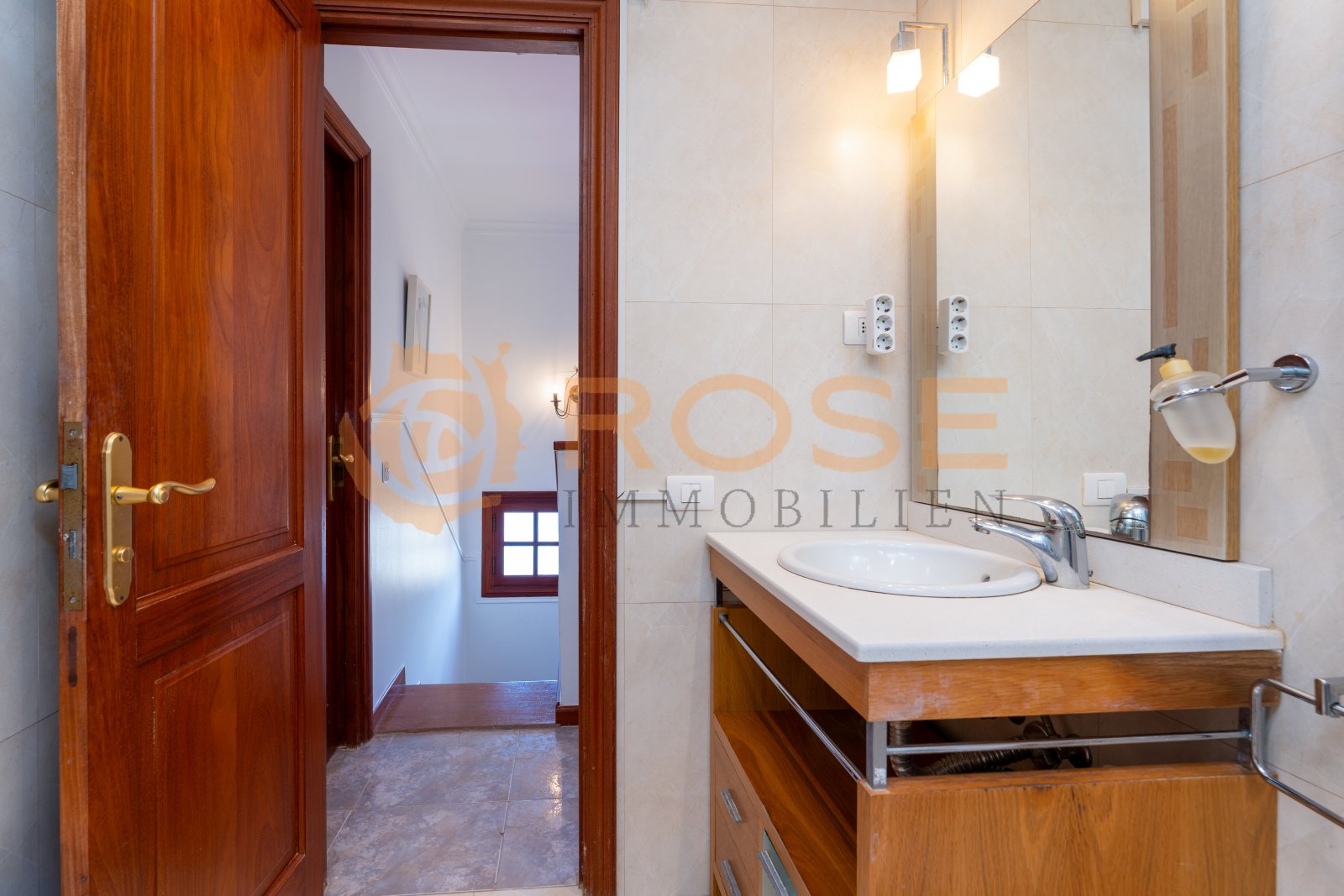 Salle de bains avec double lavabo et grande façade miroir