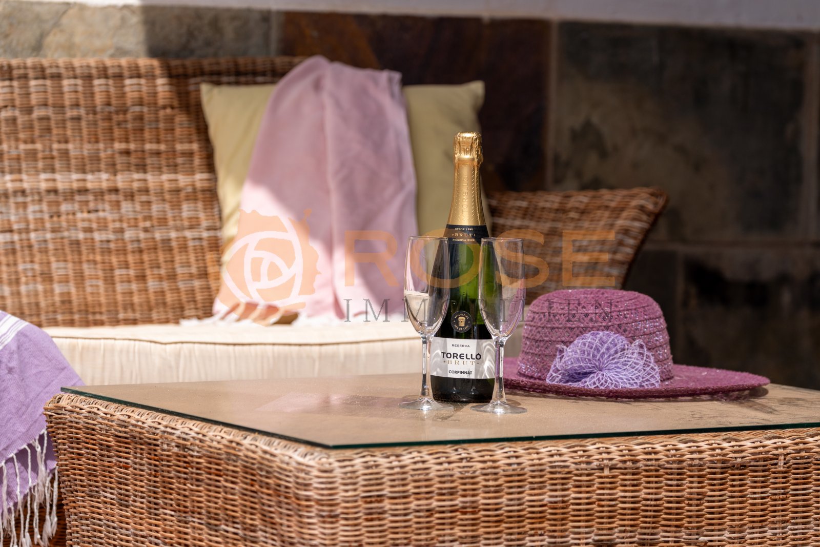 Pas de modifications dans le texte !Terrasse lounge élégante avec vue sur la mer et balustrade en verre intégrée – votre espace de détente exclusif